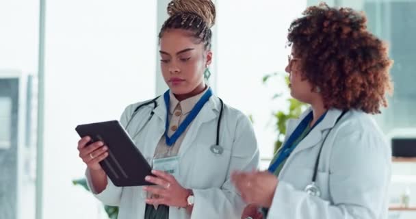 여자들 팀워크들 병원에서 태블릿을 의사들 계획하거나 토론하는 그리고 연구를 터치스크린을 — 비디오