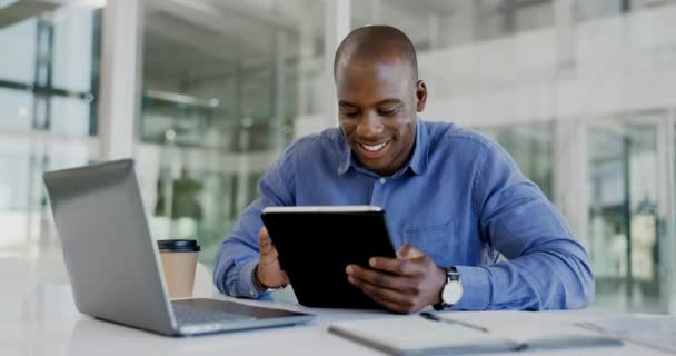 Tablet Escritório Leitura Revisão Feliz Homem Negro Análise Dados Estatísticas — Vídeo de Stock