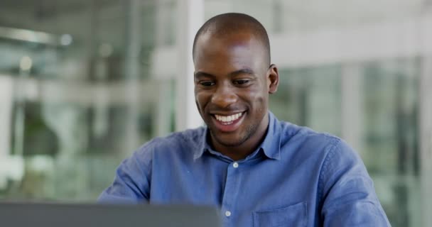 Ноутбук Бизнес Лицо Черный Человек Счастливый Финансового Отчета Онлайн Банковского — стоковое видео