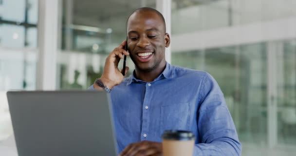 Telefon Görüşmesi Ofis Iletişimi Mutlu Siyahi Adam Yatırımcılarla Konuşuyor Konuşuyor — Stok video