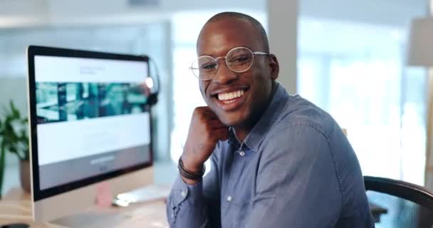 Czarny Człowiek Biznes Uśmiech Przy Komputerze Biurowym Projektowania Stron Internetowych — Wideo stockowe