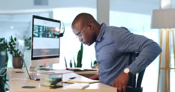 办公室压力和黑人男人在业务 肌肉受伤和健康风险在办公桌前的椅子 男工不舒服 脊柱问题 身体姿势不好 脊柱侧弯和加班疲劳 — 图库视频影像