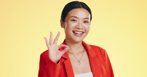 Úsměv Znamení Tvář Asijské Ženy Žlutém Pozadí Pro Perfektní Dobrou — Stock video