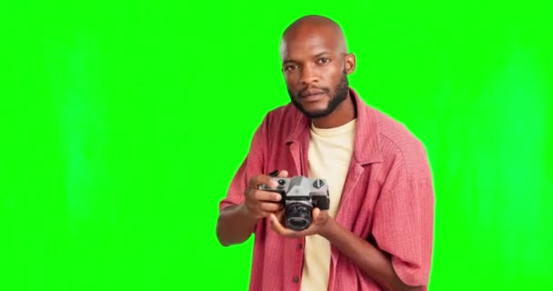 Fotógrafo Cámara Con Hombre Negro Sobre Fondo Pantalla Verde Estudio — Vídeos de Stock