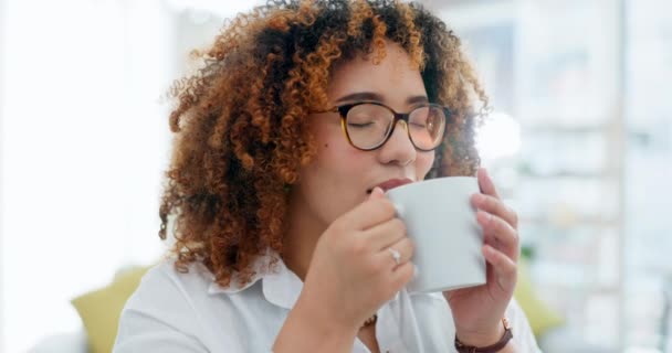 Расслабьтесь Счастливы Женщина Попьет Кофе Снятия Стресса Утреннего Кофе Мира — стоковое видео