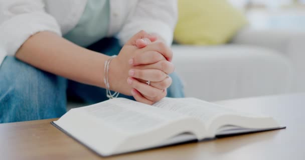 Bible Modlitba Ruce Ženy Domě Čtení Knihy Bohu Ježíši Kristu — Stock video