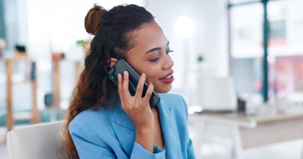Mujer Negocios Llamada Telefónica Riendo Oficina Mientras Habla Con Contacto — Vídeos de Stock