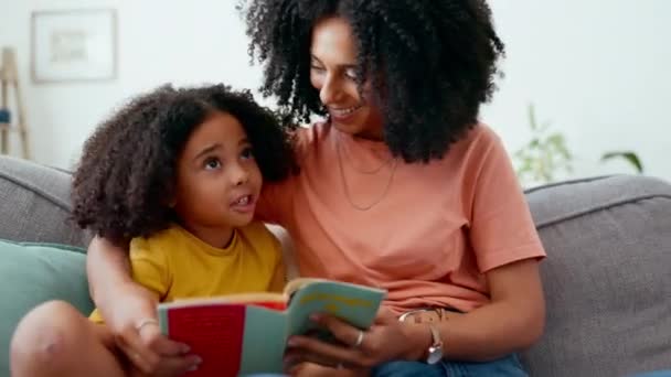 Mutter Kind Und Lesebuch Auf Dem Heimischen Sofa Mit Liebe — Stockvideo