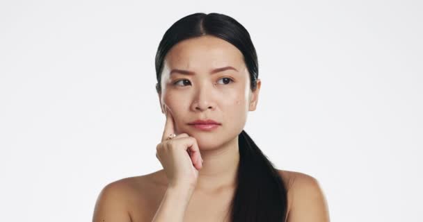 美しさ セルフケアと自然のルーチンとスタジオでスキンケア 思考とアジアの女性 白い背景による皮膚科の顔の治療を持つ特定の女性モデルの質問 疑問や肖像画 — ストック動画
