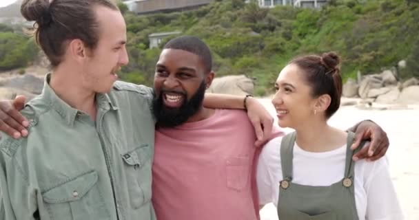Keanekaragaman Tertawa Dan Bercanda Dengan Teman Teman Pantai Bersama Sama — Stok Video