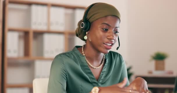 Telemarketing Servicio Cliente Mujer Negra Hablando Divertida Agente Lugar Trabajo — Vídeos de Stock