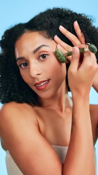 Szépség Arcmasszázs Jáde Görgő Fekete Nővel Stúdióban Pihenésre Bőrápolásra Kozmetikumokra — Stock videók