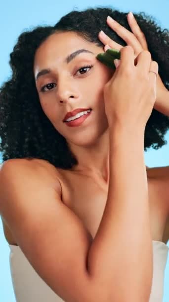 Bellezza Gua Sha Ritratto Facciale Donna Studio Cosmetici Dermatologia Cura — Video Stock