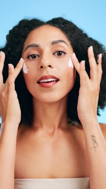 Beleza Creme Facial Retrato Mulher Estúdio Para Cuidados Com Pele — Vídeo de Stock