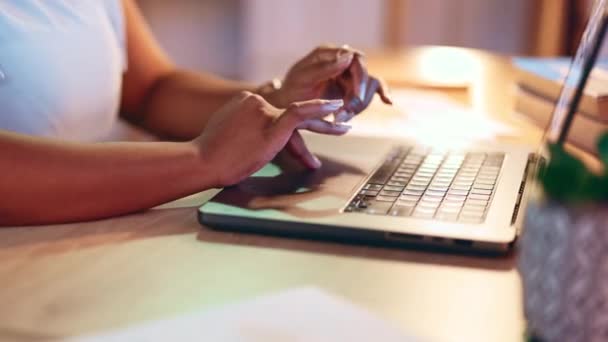 Dizüstü Bilgisayar Yazı Yazan Kadın Çevrimiçi Proje Rapor Araştırma Masasında — Stok video