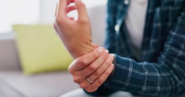Γυναικεία Χέρια Πόνος Στον Καρπό Και Καρπιαίο Σωλήνα Στο Σπίτι — Αρχείο Βίντεο