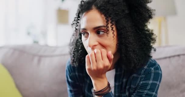 被咬和女人焦虑 压力和精神健康风险在家里 恐惧和紧张的女性会在休息室里焦虑 忧郁症 问题或忧心忡忡地咬着手指 — 图库视频影像