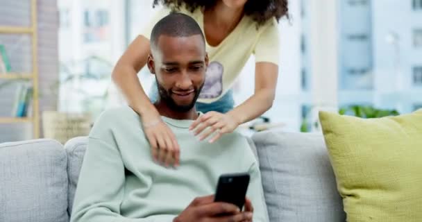 Happy Cinta Dan Pasangan Sofa Smartphone Dan Pelukan Ruang Tamu — Stok Video
