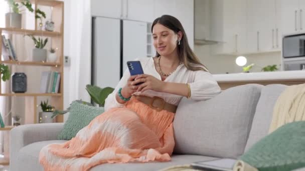 Kobieta Smartfon Śmiech Kanapie Salon Czytanie Śmieszne Social Media Post — Wideo stockowe