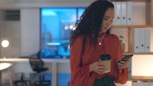 Arama Teslim Tarihi Proje Analizi Için Ofisteki Kadınla Gece Kahve — Stok video