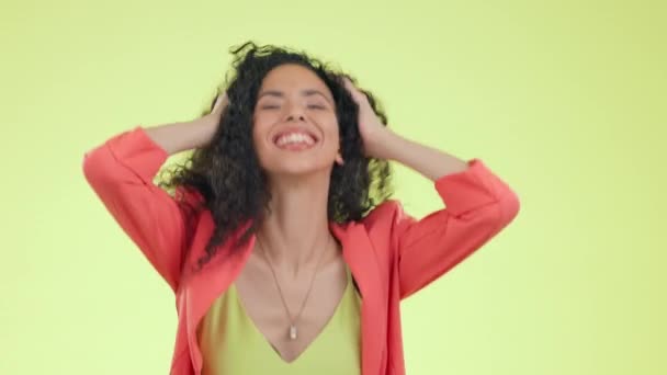 Mutlu Kendinden Emin Barış Işareti Stüdyodaki Kadınla Pozitif Güçlü Gururlu — Stok video