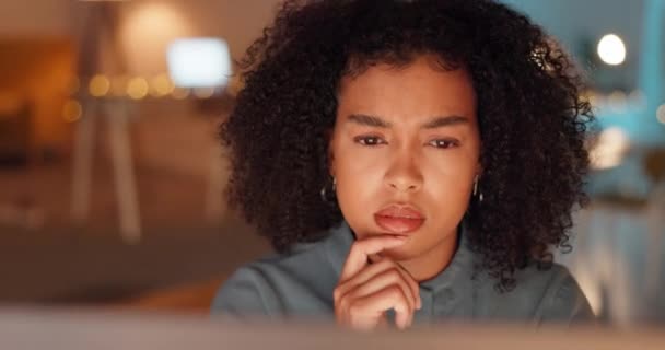 Nacht Denken Computer Met Zwarte Vrouw Het Kantoor Voor Onderzoek — Stockvideo