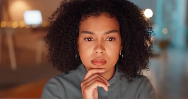Avond Serieus Computer Met Zwarte Vrouw Het Kantoor Voor Onderzoek — Stockvideo