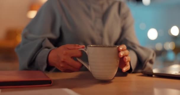 Relaxe Noite Mulher Com Café Paz Calma Sala Estar Sorriso — Vídeo de Stock