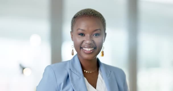 Mulher Negra Feliz Rosto Braços Cruzados Negócios Noite Para Felicidade — Vídeo de Stock