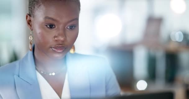 Mulher Negra Grave Negócios Laptop Noite Para Planejamento Estratégia Line — Vídeo de Stock