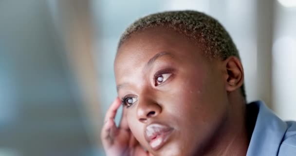 Ofisteki Stresli Sinirli Siyahi Kadın Anksiyete Baskı Kriz Yaşıyor Bitkin — Stok video
