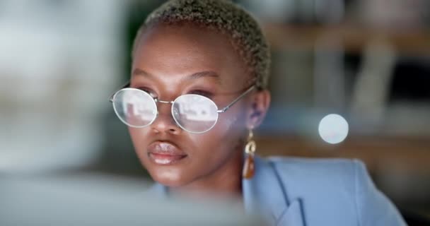 Dolor Cabeza Agotamiento Mujer Negra Computadora Oficina Por Noche Con — Vídeo de stock