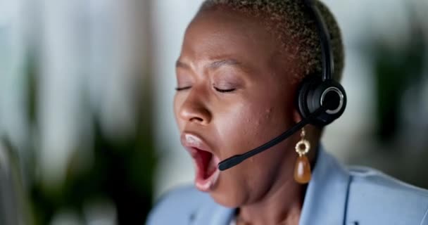 夜のカスタマーサポート グローバルテレマーケティングや仮想ヘルプデスクの疲労とヤン 疲れてコールセンターの女性 アフリカの捜査官 眠いコンサルタントやコールセンターの労働者は コンピュータ上で働く — ストック動画