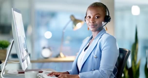 面向呼叫中心的黑人妇女 快乐的代理或电子商务顾问 客户支持或友好的服务台 台式计算机上虚拟助手 人或在线工作者咨询的肖像 — 图库视频影像