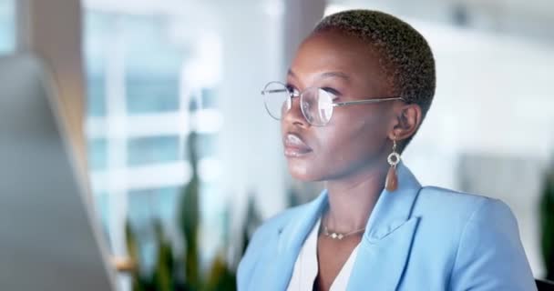 Burnout Estrés Mujer Negra Con Dolor Cabeza Pantalla Computadora Fatiga — Vídeos de Stock