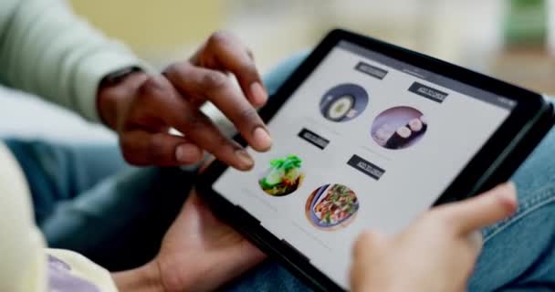 Ekran Tablet Zakupy Online Ręce Pary Wyboru Żywności Obiad Lub — Wideo stockowe