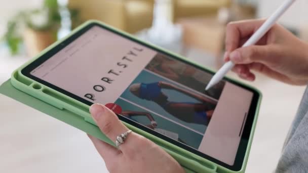 Hands Web Designer Και Tablet Για Fashion Business Website Project — Αρχείο Βίντεο