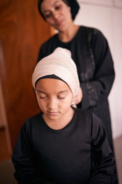 Transmitir Tradição Uma Mãe Ajudando Sua Filha Colocar Lenço Cabeça — Fotografia de Stock