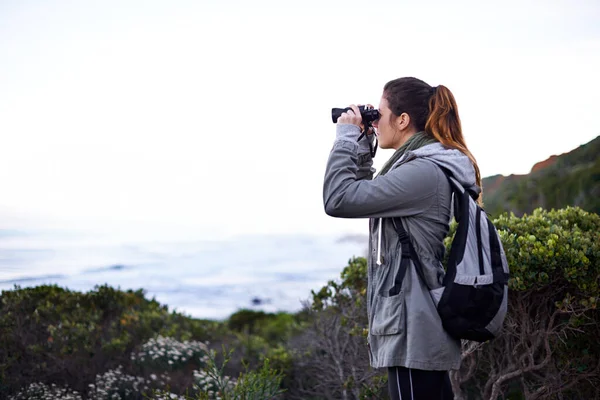 Suche Nach Dem Horizont Eine Attraktive Junge Frau Mit Fernglas — Stockfoto
