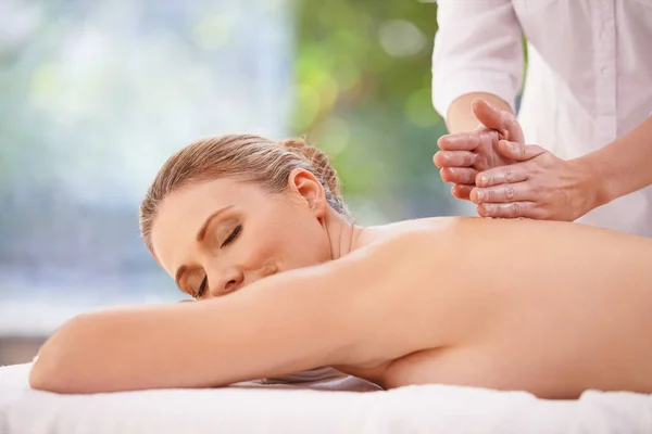 Släpper Spänningen Kvinna Dag Spa Avkopplande Ett Massagebord — Stockfoto