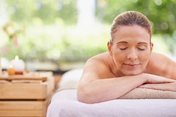 Aproveitar Resplendor Massagem Uma Mulher Spa Dia Relaxante Uma Mesa — Fotografia de Stock