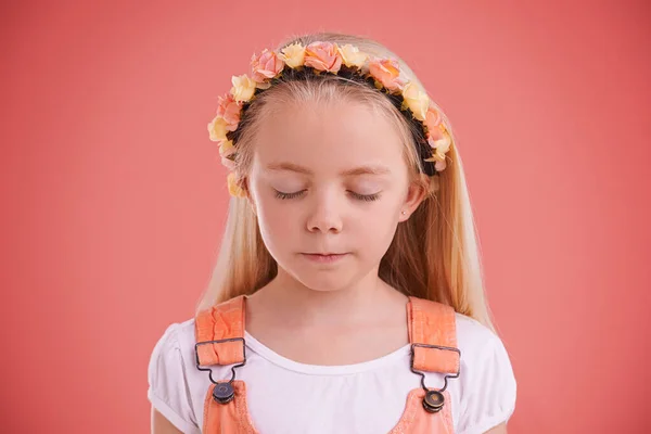 Słodka Mała Księżniczka Kwiatów Słodka Młoda Dziewczyna Nosząca Koronę Kwiatową — Zdjęcie stockowe