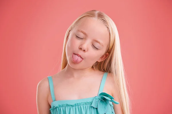 Studyjne Ujęcie Młodej Dziewczyny Pozującej Pomarańczowym Tle — Zdjęcie stockowe
