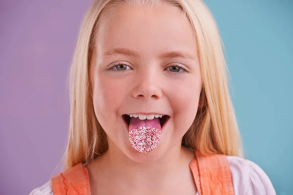 一个嘴上衔着糖果的小女孩的特写 — 图库照片