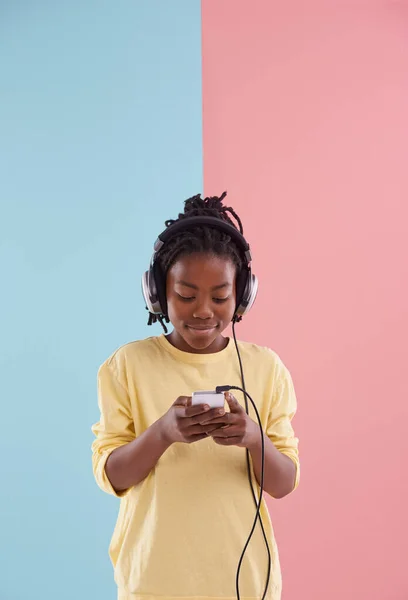 Playlista Rządzi Młody Afroamerykanin Patrzący Smartfona Przymocowanego Słuchawek — Zdjęcie stockowe