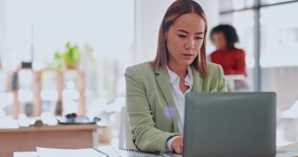 笔记本电脑 一个亚洲女人在她的办公室里为一个公司的建议或项目打呵欠 打呵欠和互联网 在截止日期前与疲惫不堪的女员工一起工作 — 图库视频影像