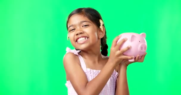 脸和女童与小猪银行在工作室 高兴而兴奋的背景下的节约 墨西哥小孩为现金 成长或未来计划而笑的肖像 金钱和盒子 — 图库视频影像
