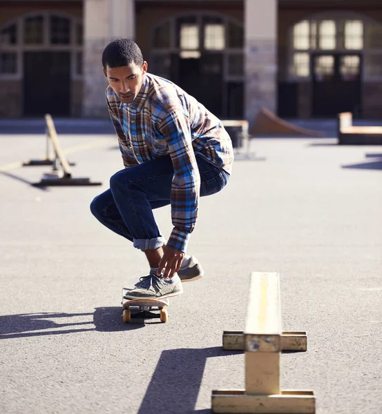 Покажет Тебе Делается Молодой Человек Катается Скейте Скейт Парке — стоковое фото