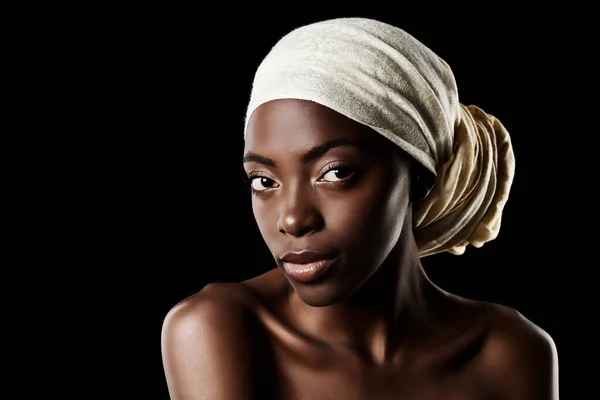 Простота Является Конечной Изощренности Студийный Портрет Красивой Женщины Платке Черном — стоковое фото