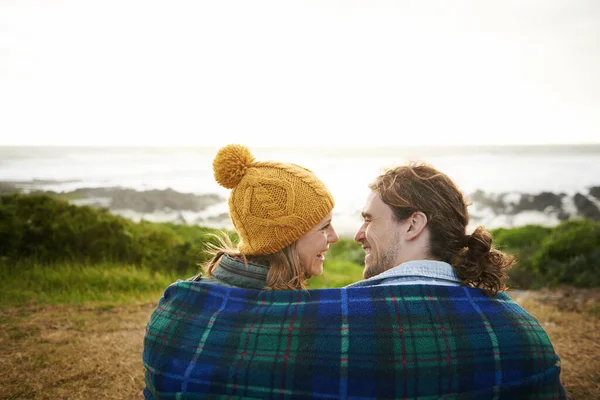 Snuggling Her Man Rearview Shot Affectionate Young Couple Wrapped Blanket — Stock Photo, Image